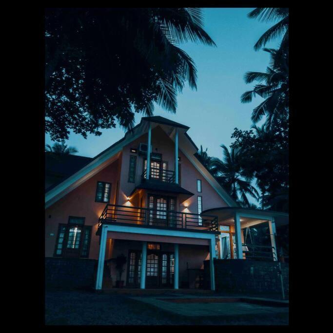 Baywatch By Grha - A Picturesque Beachfront Villa Calecute Exterior foto